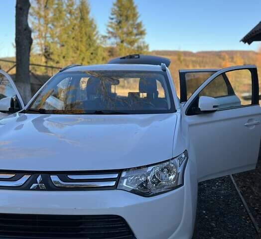 Білий Міцубісі Аутлендер, об'ємом двигуна 2.27 л та пробігом 215 тис. км за 12800 $, фото 4 на Automoto.ua