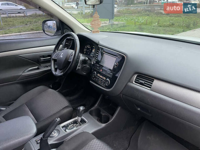 Білий Міцубісі Аутлендер, об'ємом двигуна 2 л та пробігом 194 тис. км за 9200 $, фото 22 на Automoto.ua