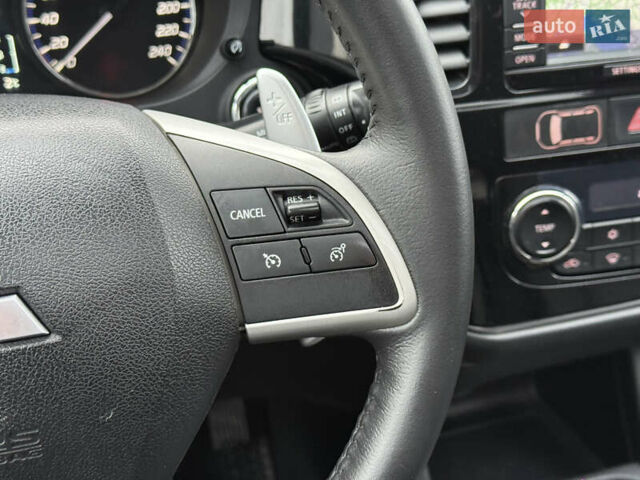 Белый Мицубиси Аутлендер, объемом двигателя 2.27 л и пробегом 264 тыс. км за 13500 $, фото 6 на Automoto.ua