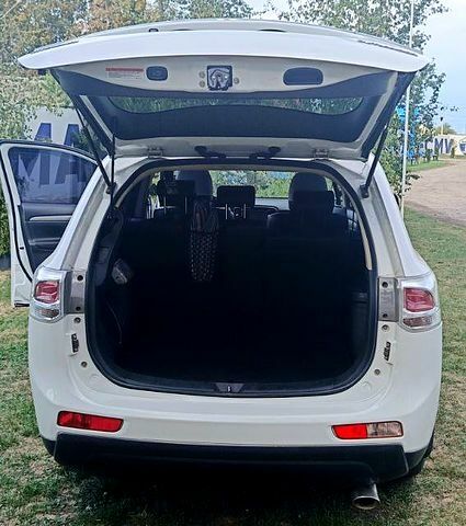 Белый Мицубиси Аутлендер, объемом двигателя 2.4 л и пробегом 300 тыс. км за 12500 $, фото 8 на Automoto.ua