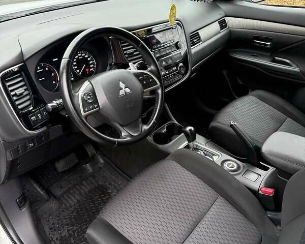 Білий Міцубісі Аутлендер, об'ємом двигуна 2.3 л та пробігом 255 тис. км за 13000 $, фото 2 на Automoto.ua