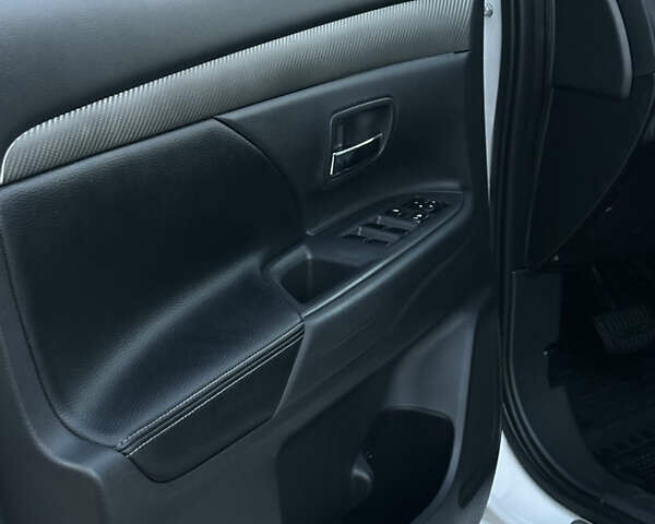 Белый Мицубиси Аутлендер, объемом двигателя 2.36 л и пробегом 76 тыс. км за 15000 $, фото 10 на Automoto.ua