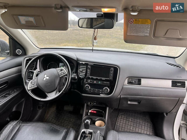 Белый Мицубиси Аутлендер, объемом двигателя 2.27 л и пробегом 240 тыс. км за 14500 $, фото 9 на Automoto.ua