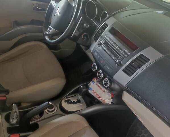 Белый Мицубиси Аутлендер, объемом двигателя 2.36 л и пробегом 113 тыс. км за 12500 $, фото 6 на Automoto.ua