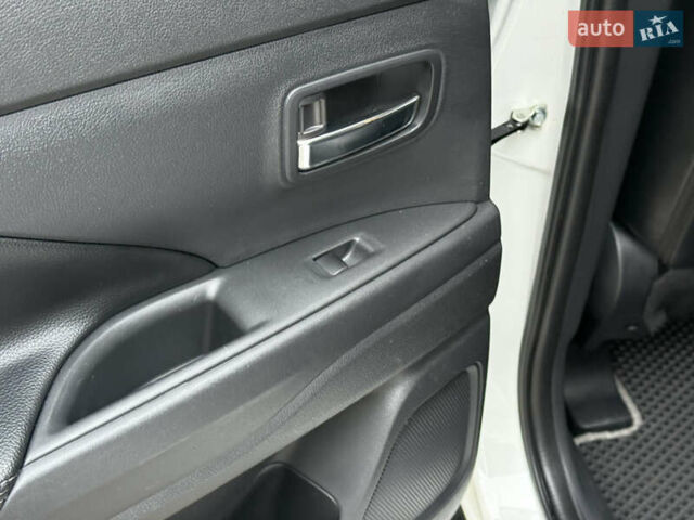 Белый Мицубиси Аутлендер, объемом двигателя 2.27 л и пробегом 264 тыс. км за 13500 $, фото 29 на Automoto.ua