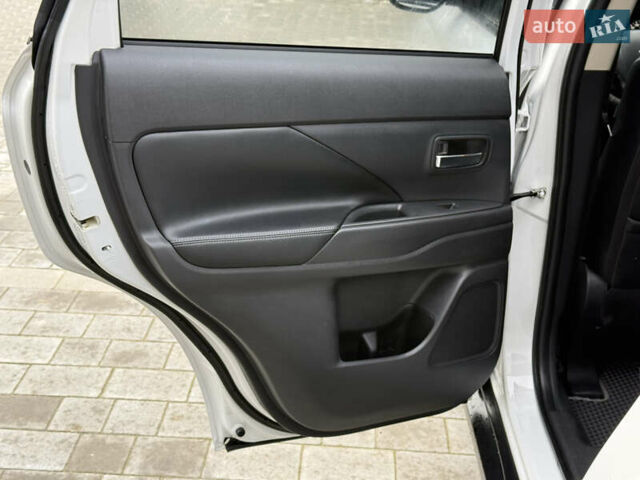 Белый Мицубиси Аутлендер, объемом двигателя 2.27 л и пробегом 264 тыс. км за 13500 $, фото 68 на Automoto.ua