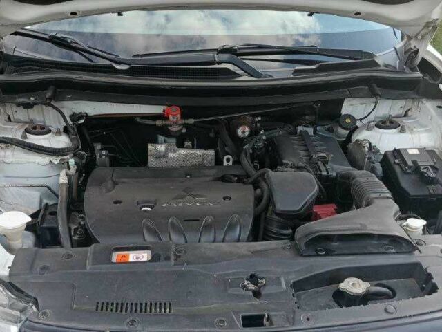 Білий Міцубісі Аутлендер, об'ємом двигуна 2.4 л та пробігом 300 тис. км за 12500 $, фото 7 на Automoto.ua