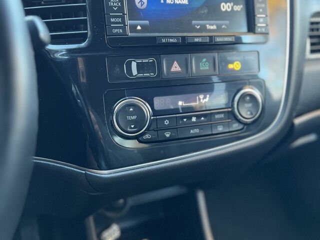 Білий Міцубісі Аутлендер, об'ємом двигуна 2.3 л та пробігом 215 тис. км за 12800 $, фото 13 на Automoto.ua