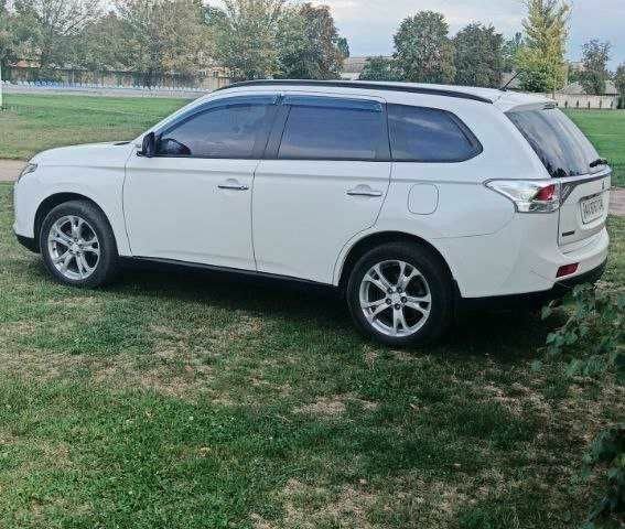 Білий Міцубісі Аутлендер, об'ємом двигуна 2.4 л та пробігом 300 тис. км за 12500 $, фото 2 на Automoto.ua