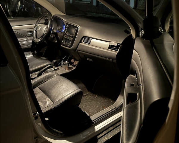 Білий Міцубісі Аутлендер, об'ємом двигуна 2.27 л та пробігом 185 тис. км за 13000 $, фото 2 на Automoto.ua