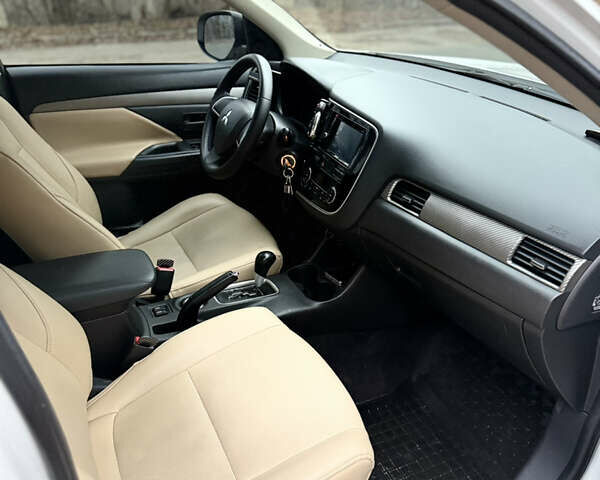 Білий Міцубісі Аутлендер, об'ємом двигуна 2 л та пробігом 150 тис. км за 11000 $, фото 10 на Automoto.ua