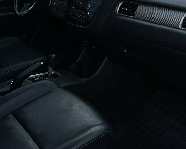 Белый Мицубиси Аутлендер, объемом двигателя 2.36 л и пробегом 76 тыс. км за 15000 $, фото 8 на Automoto.ua