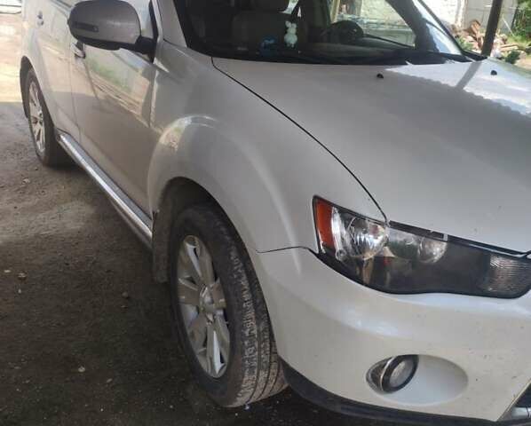 Белый Мицубиси Аутлендер, объемом двигателя 2.36 л и пробегом 113 тыс. км за 12500 $, фото 2 на Automoto.ua