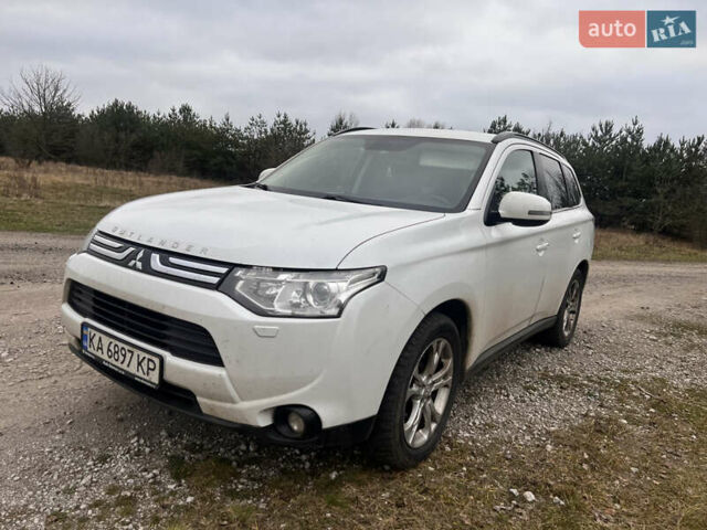 Белый Мицубиси Аутлендер, объемом двигателя 2.27 л и пробегом 240 тыс. км за 14500 $, фото 1 на Automoto.ua