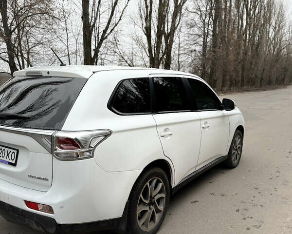 Білий Міцубісі Аутлендер, об'ємом двигуна 2 л та пробігом 150 тис. км за 11000 $, фото 4 на Automoto.ua