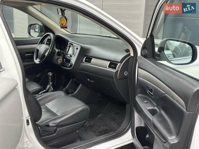 Білий Міцубісі Аутлендер, об'ємом двигуна 2.27 л та пробігом 177 тис. км за 11650 $, фото 3 на Automoto.ua