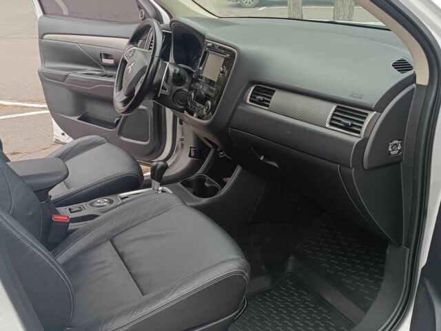 Білий Міцубісі Аутлендер, об'ємом двигуна 2.4 л та пробігом 112 тис. км за 15000 $, фото 9 на Automoto.ua