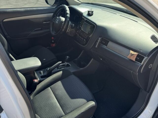 Белый Мицубиси Аутлендер, объемом двигателя 2 л и пробегом 174 тыс. км за 12999 $, фото 7 на Automoto.ua