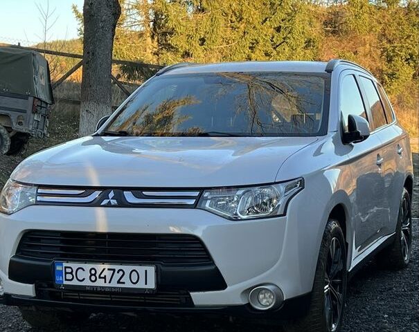 Білий Міцубісі Аутлендер, об'ємом двигуна 2.3 л та пробігом 215 тис. км за 12800 $, фото 4 на Automoto.ua