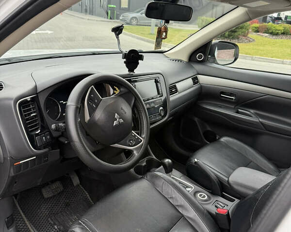 Белый Мицубиси Аутлендер, объемом двигателя 2.2 л и пробегом 262 тыс. км за 12800 $, фото 15 на Automoto.ua