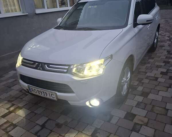 Белый Мицубиси Аутлендер, объемом двигателя 2.3 л и пробегом 247 тыс. км за 14100 $, фото 2 на Automoto.ua