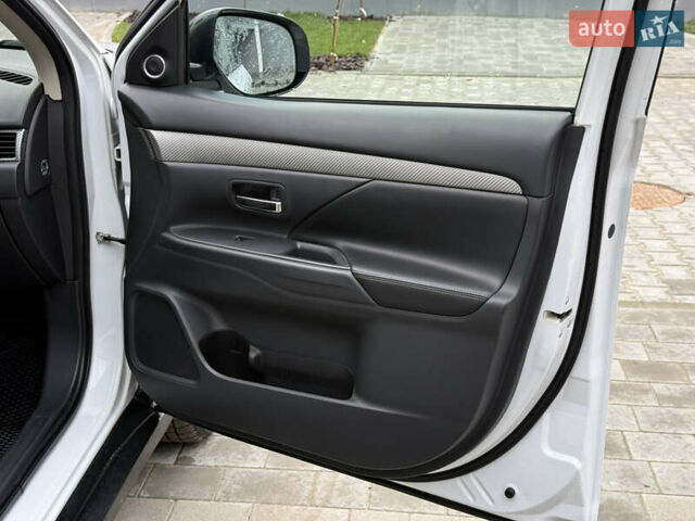 Белый Мицубиси Аутлендер, объемом двигателя 2.27 л и пробегом 264 тыс. км за 13500 $, фото 17 на Automoto.ua