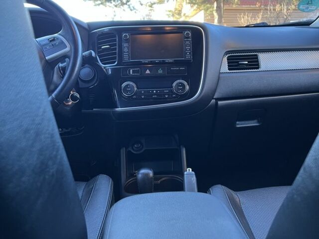 Білий Міцубісі Аутлендер, об'ємом двигуна 2.3 л та пробігом 215 тис. км за 12800 $, фото 15 на Automoto.ua