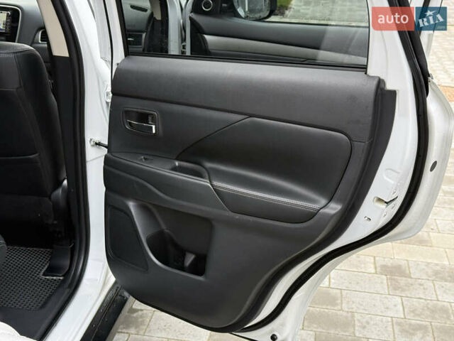 Белый Мицубиси Аутлендер, объемом двигателя 2.27 л и пробегом 264 тыс. км за 13500 $, фото 7 на Automoto.ua