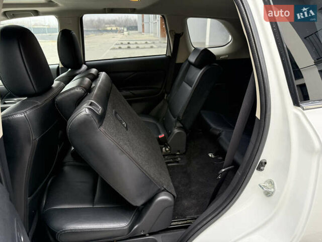 Белый Мицубиси Аутлендер, объемом двигателя 2.27 л и пробегом 264 тыс. км за 13500 $, фото 69 на Automoto.ua