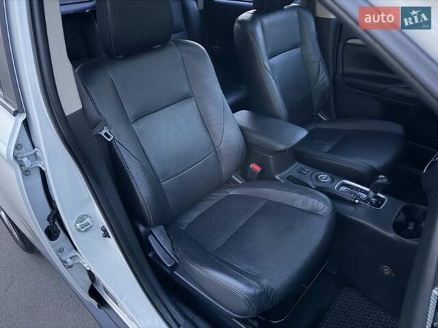 Білий Міцубісі Аутлендер, об'ємом двигуна 2.4 л та пробігом 154 тис. км за 12999 $, фото 14 на Automoto.ua