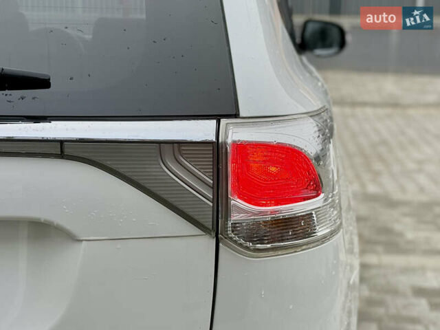 Белый Мицубиси Аутлендер, объемом двигателя 2.27 л и пробегом 264 тыс. км за 13500 $, фото 48 на Automoto.ua