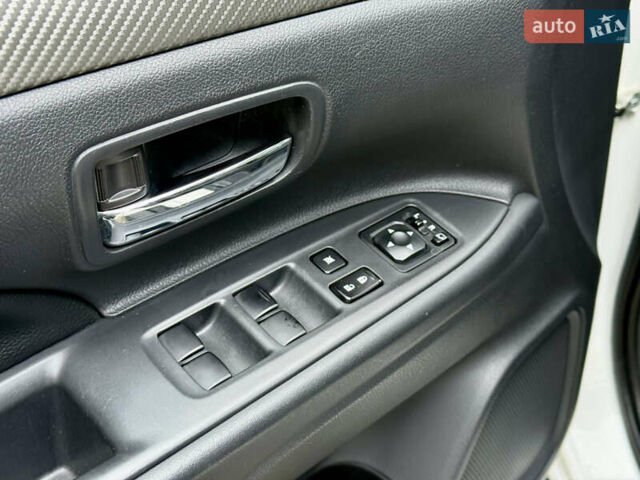 Белый Мицубиси Аутлендер, объемом двигателя 2.27 л и пробегом 264 тыс. км за 13500 $, фото 42 на Automoto.ua