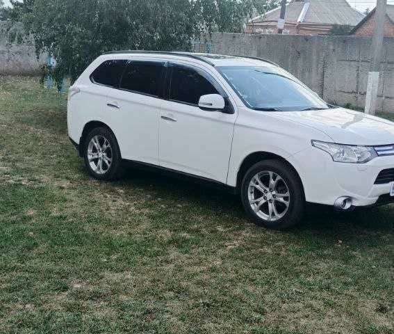 Білий Міцубісі Аутлендер, об'ємом двигуна 2.4 л та пробігом 300 тис. км за 12500 $, фото 4 на Automoto.ua