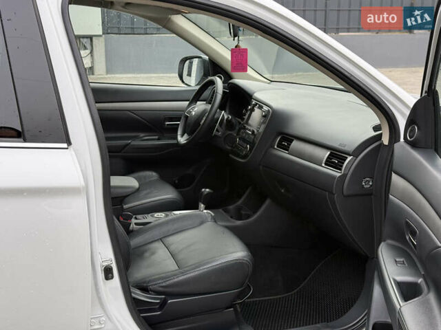 Белый Мицубиси Аутлендер, объемом двигателя 2.27 л и пробегом 264 тыс. км за 13500 $, фото 11 на Automoto.ua