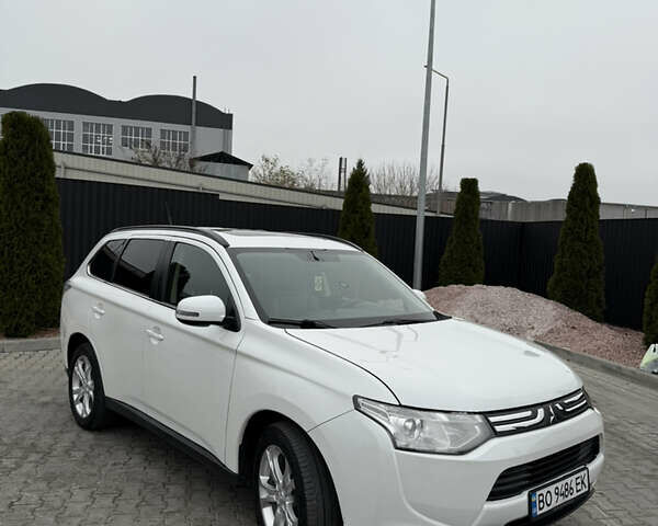 Белый Мицубиси Аутлендер, объемом двигателя 2.2 л и пробегом 262 тыс. км за 12800 $, фото 1 на Automoto.ua