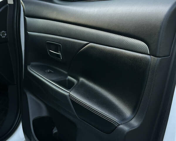 Белый Мицубиси Аутлендер, объемом двигателя 2.36 л и пробегом 76 тыс. км за 15000 $, фото 11 на Automoto.ua