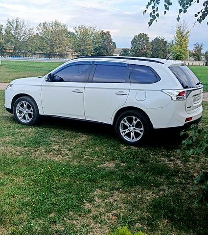 Белый Мицубиси Аутлендер, объемом двигателя 2.4 л и пробегом 300 тыс. км за 12500 $, фото 1 на Automoto.ua