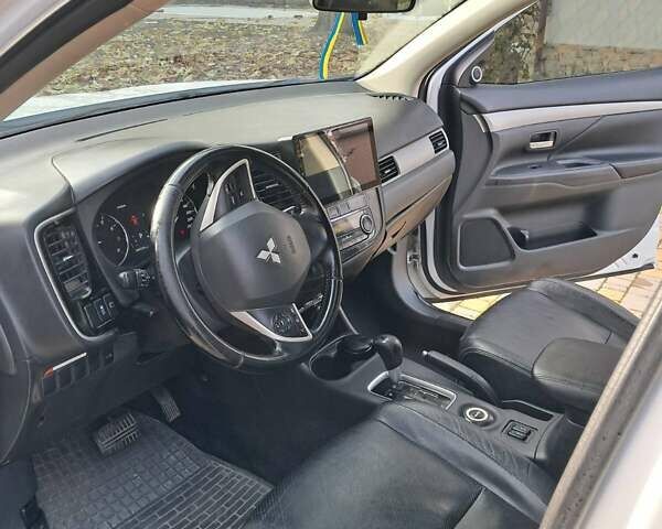 Белый Мицубиси Аутлендер, объемом двигателя 2.36 л и пробегом 240 тыс. км за 11800 $, фото 8 на Automoto.ua