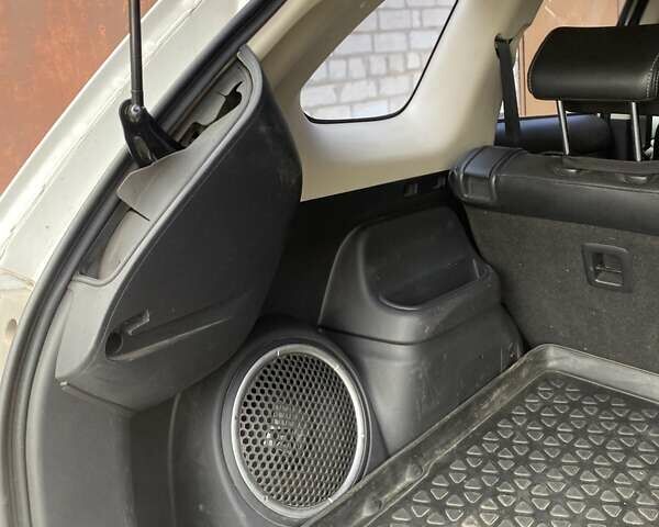Белый Мицубиси Аутлендер, объемом двигателя 2.36 л и пробегом 152 тыс. км за 11500 $, фото 5 на Automoto.ua
