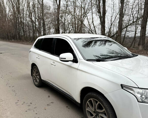 Білий Міцубісі Аутлендер, об'ємом двигуна 2 л та пробігом 150 тис. км за 11000 $, фото 3 на Automoto.ua