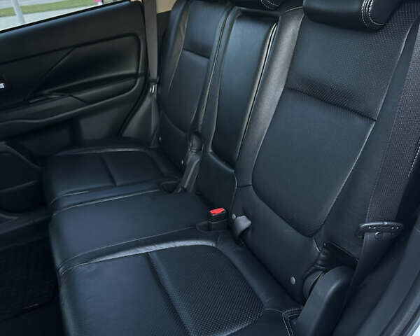 Белый Мицубиси Аутлендер, объемом двигателя 2.36 л и пробегом 76 тыс. км за 15000 $, фото 7 на Automoto.ua