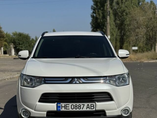 Белый Мицубиси Аутлендер, объемом двигателя 2 л и пробегом 174 тыс. км за 12999 $, фото 1 на Automoto.ua