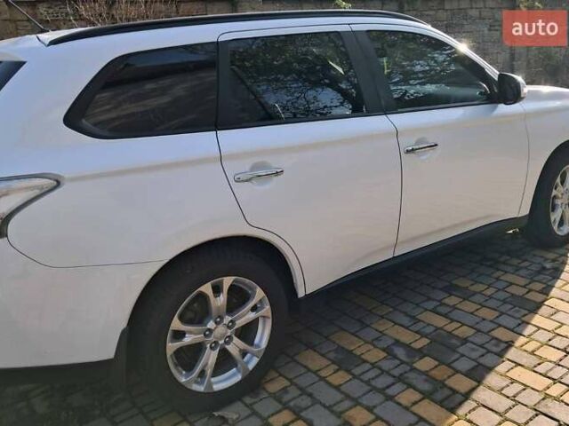 Белый Мицубиси Аутлендер, объемом двигателя 2.36 л и пробегом 240 тыс. км за 11800 $, фото 4 на Automoto.ua