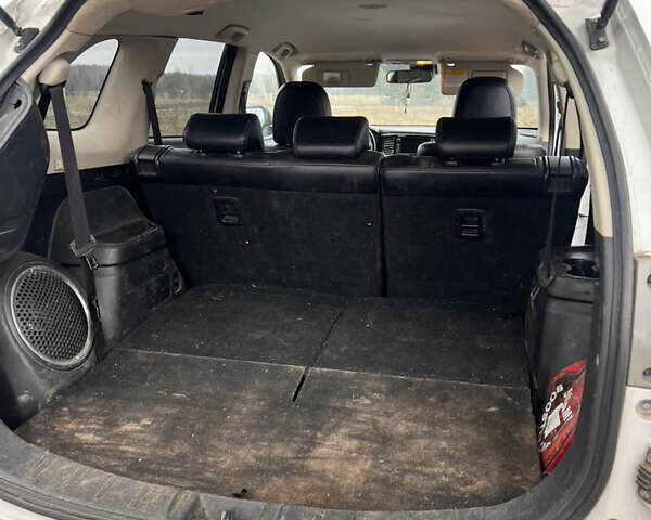 Белый Мицубиси Аутлендер, объемом двигателя 2.27 л и пробегом 240 тыс. км за 14500 $, фото 10 на Automoto.ua