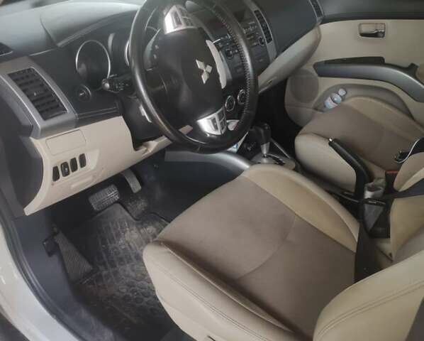 Белый Мицубиси Аутлендер, объемом двигателя 2.36 л и пробегом 113 тыс. км за 12500 $, фото 5 на Automoto.ua