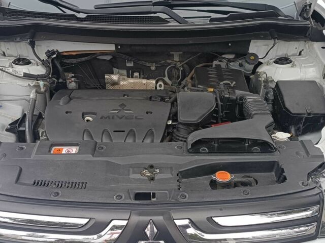 Білий Міцубісі Аутлендер, об'ємом двигуна 2.4 л та пробігом 112 тис. км за 15000 $, фото 4 на Automoto.ua