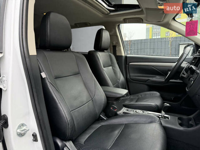 Белый Мицубиси Аутлендер, объемом двигателя 2.27 л и пробегом 264 тыс. км за 13500 $, фото 20 на Automoto.ua