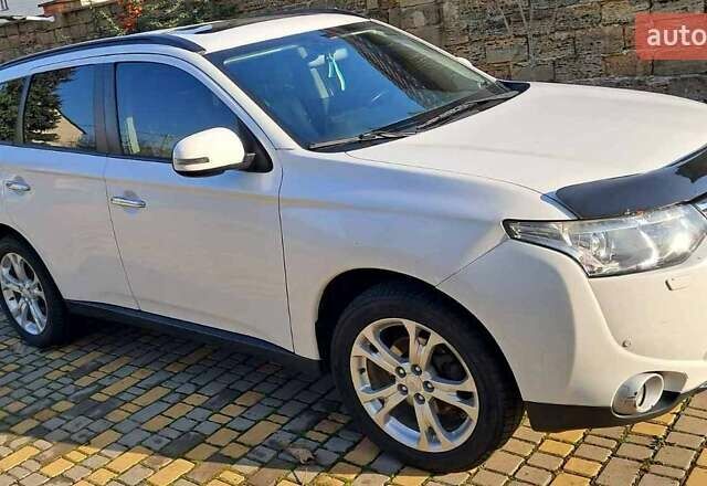 Белый Мицубиси Аутлендер, объемом двигателя 2.36 л и пробегом 240 тыс. км за 11800 $, фото 2 на Automoto.ua