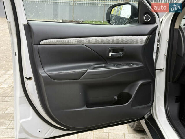 Белый Мицубиси Аутлендер, объемом двигателя 2.27 л и пробегом 264 тыс. км за 13500 $, фото 41 на Automoto.ua