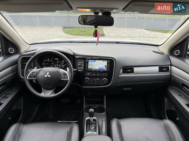 Белый Мицубиси Аутлендер, объемом двигателя 2.27 л и пробегом 264 тыс. км за 13500 $, фото 16 на Automoto.ua